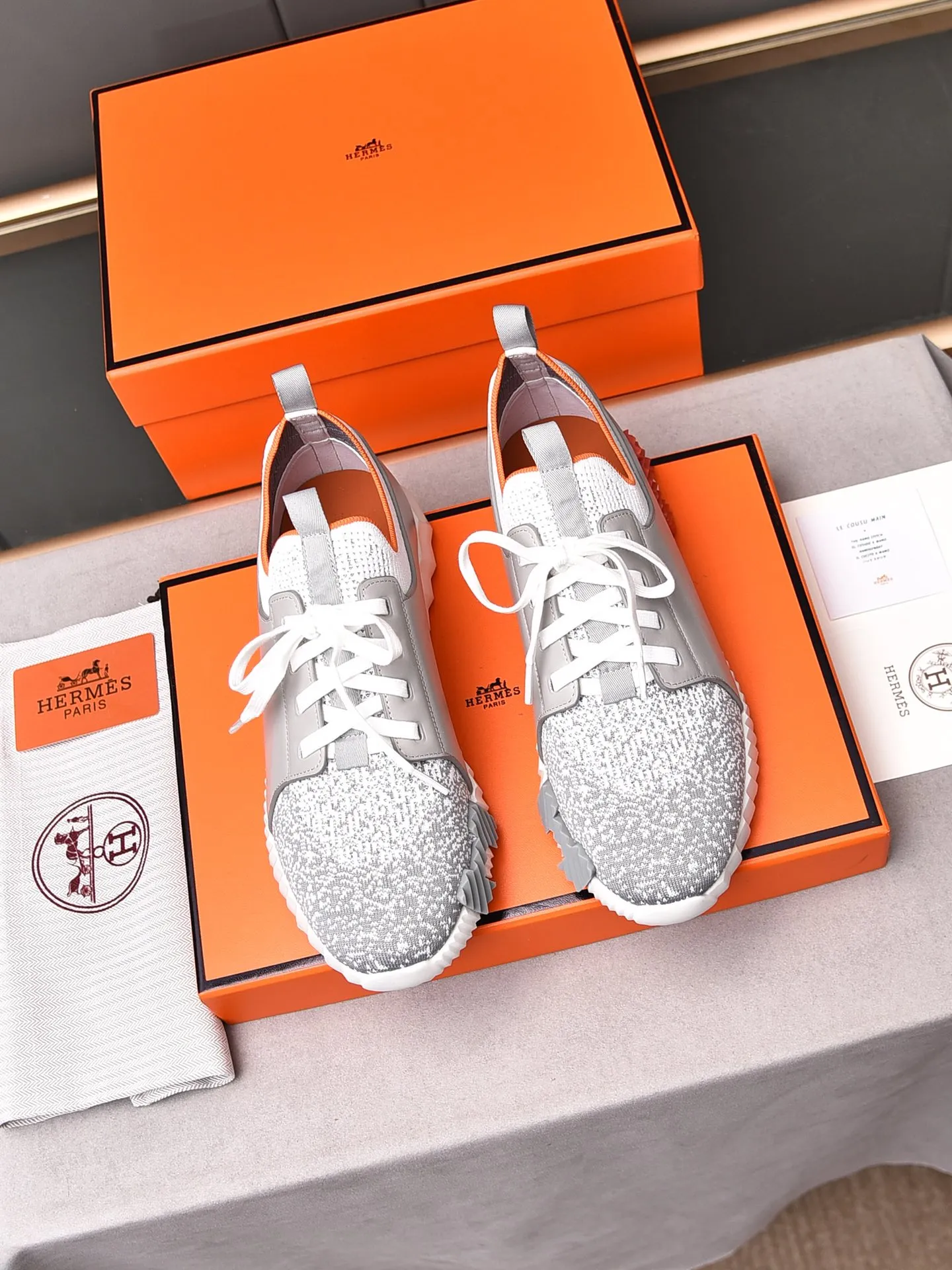 Factory price PP600 [Hermes] fe new arrival~ New Bouncing sneakers are the most comfortable shoes from Hermès, no one else⃣️. They are very light on the feet and look great. You won’t feel tired even when you go shopping and running around. 👍 Very light and comfortable, very light, suitable for both sports and leisure, and feel great when you step on them! It’s up to you to choose, there’s always what you want~ ✔️Fabric: Imported first-layer cowhide + high-elastic fly weave ✔️Inner lining: Imported water-dyed cow lining ✔️Outsole: Seamless combination of IP+TPU (multi-color letters) German technology irradiation machine ✔️Code number: Male 38-44 (45 customized)